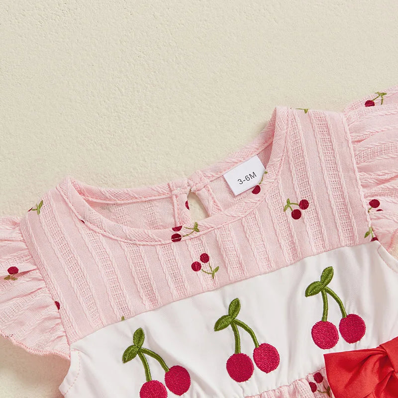 Macacão Curto Detalhes em Bordado Cereja