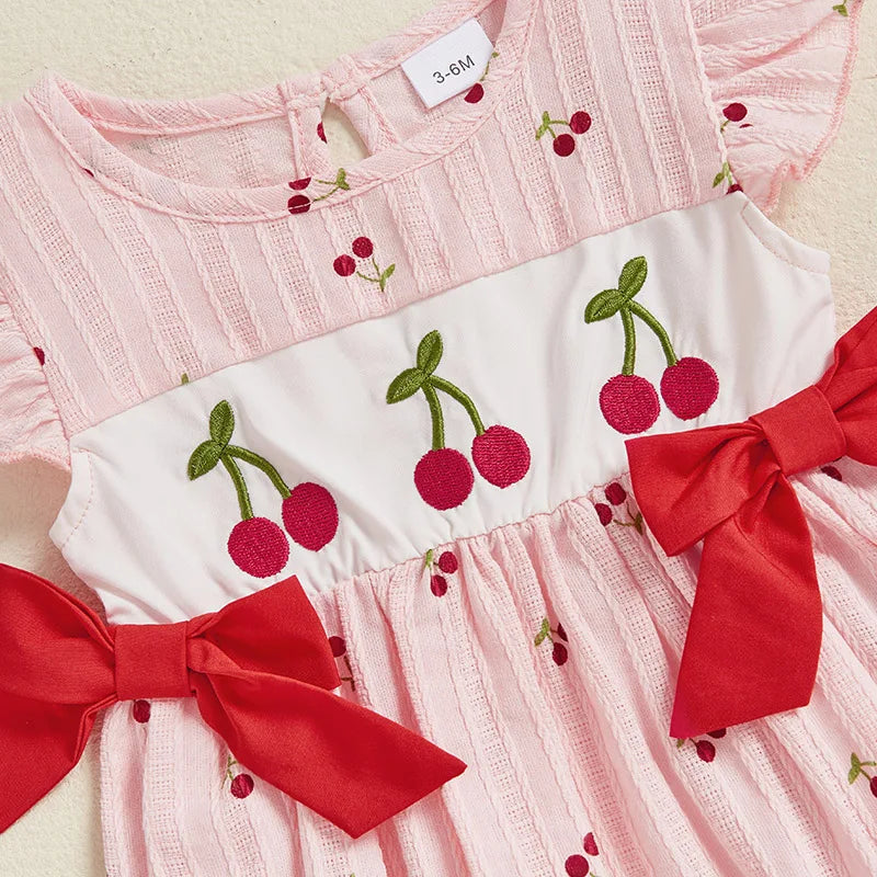 Macacão Curto Detalhes em Bordado Cereja