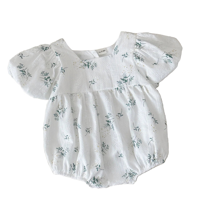 Macacão Curto Bordado Flores