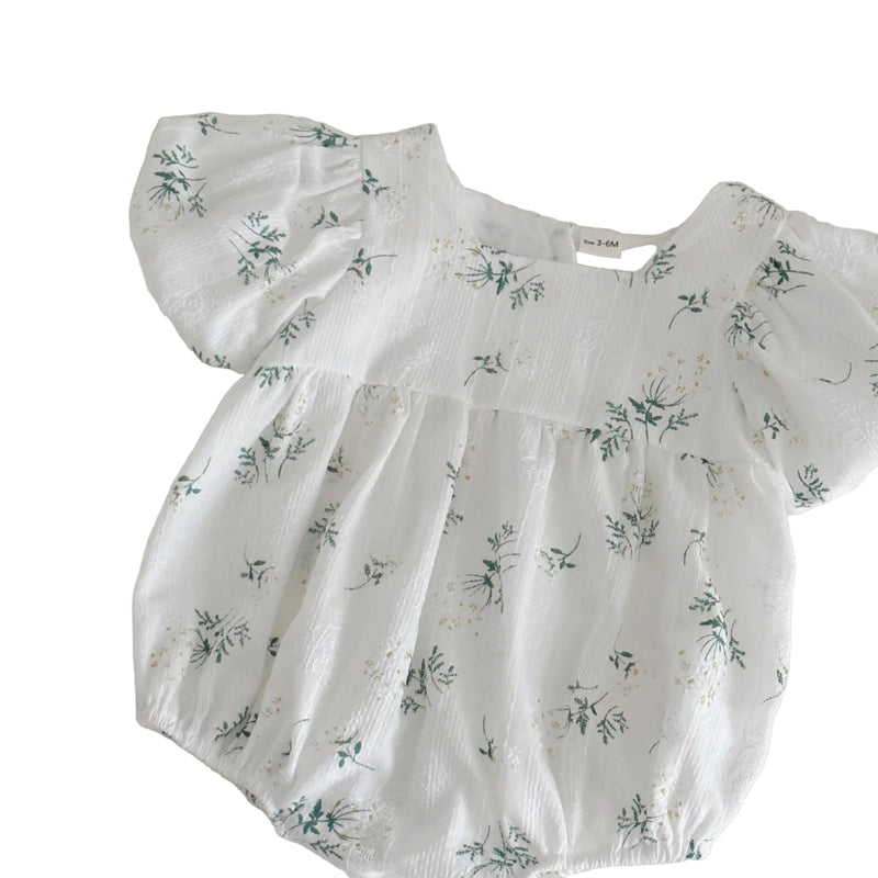 Macacão Curto Bordado Flores