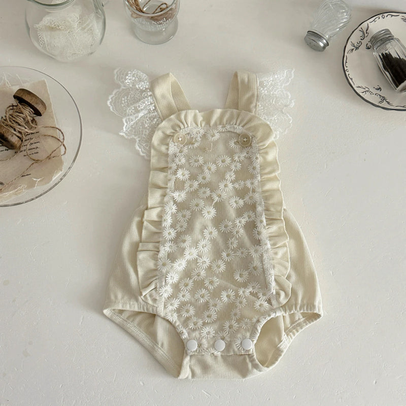 Macacão Curto com Renda e Bordado