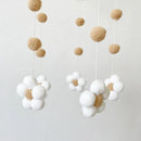 Móbile Nórdico de Flores e Pompons