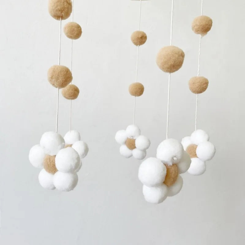 Móbile Nórdico de Flores e Pompons