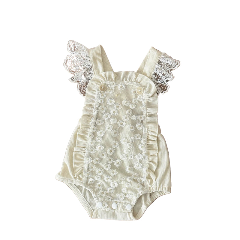 Macacão Curto com Renda e Bordado