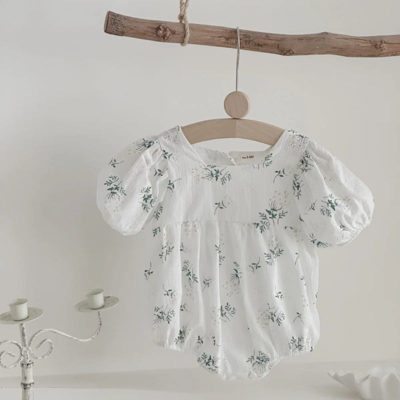 Macacão Curto Bordado Flores