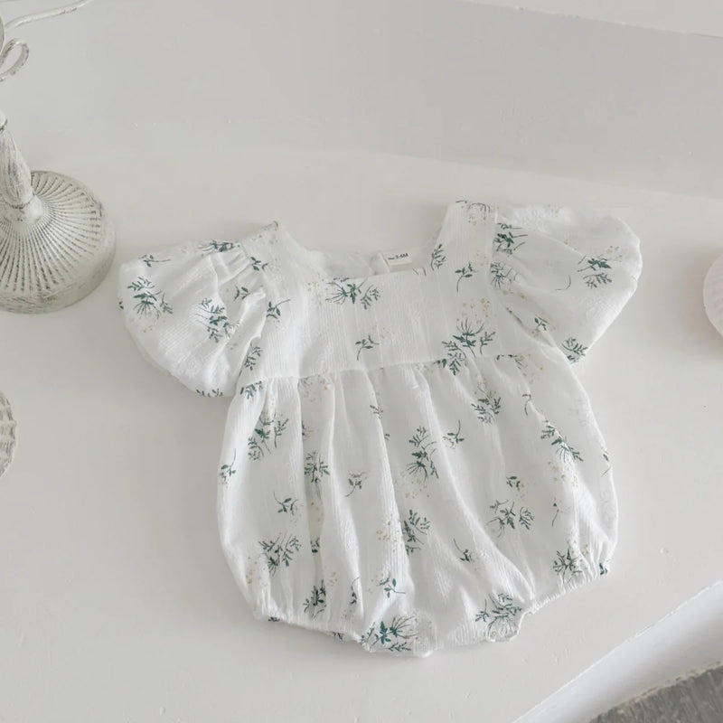 Macacão Curto Bordado Flores