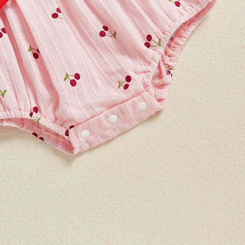 Macacão Curto Detalhes em Bordado Cereja