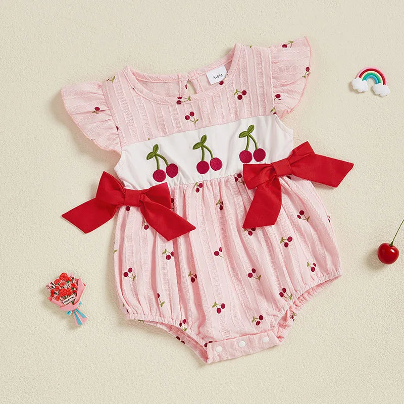 Macacão Curto Detalhes em Bordado Cereja