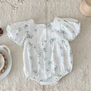 Macacão Curto Bordado Flores