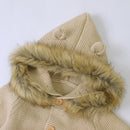 Macacão Manga Longa com Capuz em Tricot